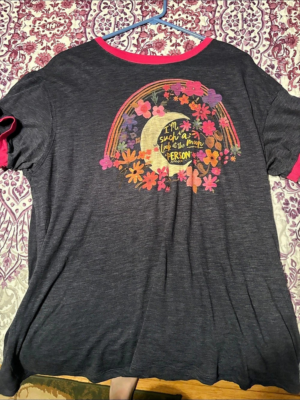 Graphic Short Sleeve Tee in Gray & Pink Like New